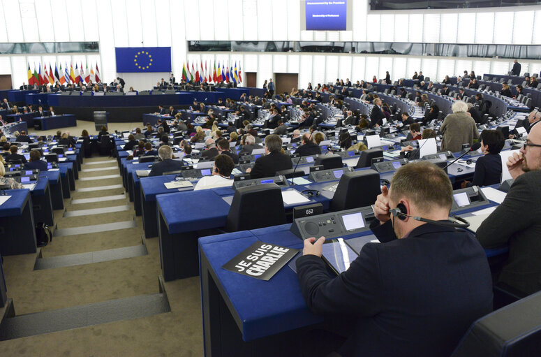 Foto 36: Plenary session week 3 2015 in Strasbourg-MEPs showing their support to the victims of the Paris terrorist attacks -  je suis Charlie