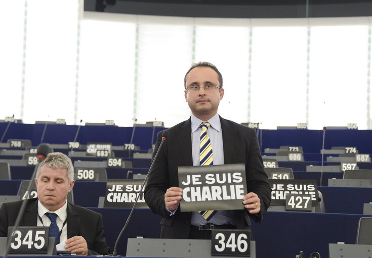 Foto 4: Plenary session week 3 2015 in Strasbourg-MEPs showing their support to the victims of the Paris terrorist attacks -  je suis Charlie