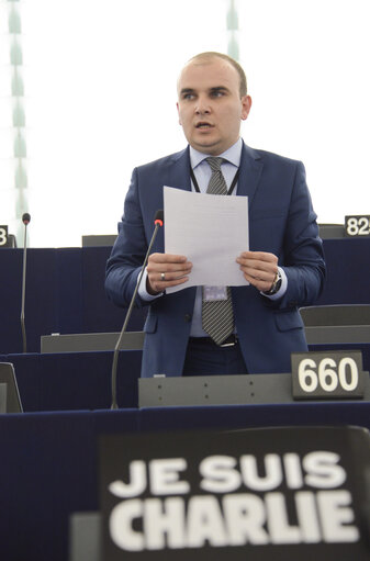 Foto 18: Plenary session week 3 2015 in Strasbourg-MEPs showing their support to the victims of the Paris terrorist attacks -  je suis Charlie