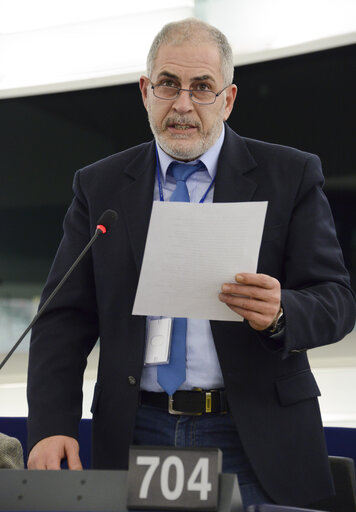 Foto 14: Plenary session week 3 2015 in Strasbourg-MEPs showing their support to the victims of the Paris terrorist attacks -  je suis Charlie