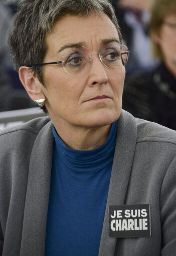 Foto 42: Plenary session week 3 2015 in Strasbourg-MEPs showing their support to the victims of the Paris terrorist attacks -  je suis Charlie