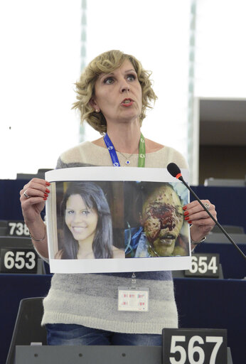 Foto 27: Plenary session week 3 2015 in Strasbourg-MEPs showing their support to the victims of the Paris terrorist attacks -  je suis Charlie