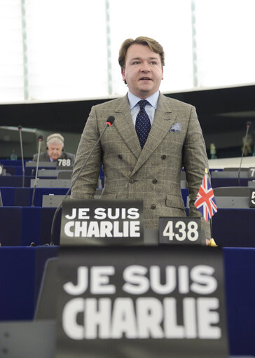 Foto 24: Plenary session week 3 2015 in Strasbourg-MEPs showing their support to the victims of the Paris terrorist attacks -  je suis Charlie