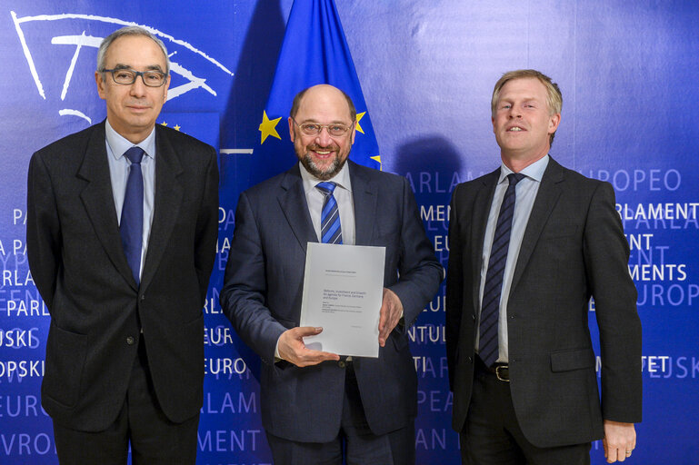 Fotografia 3: Martin SCHULZ - EP President meets with Prof. Henrik ENDERLEIN and Jean PISANI-FERRY