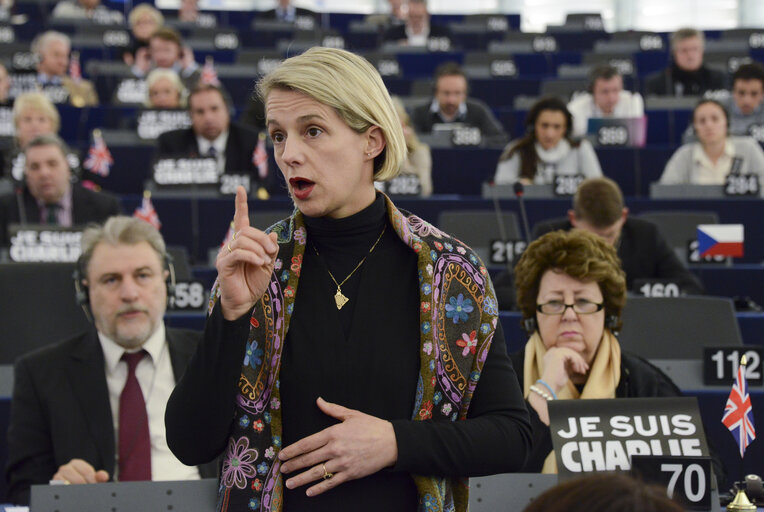 Foto 49: Plenary session week 3 2015 in Strasbourg-MEPs showing their support to the victims of the Paris terrorist attacks -  je suis Charlie