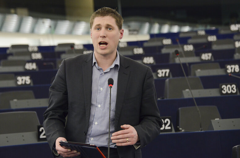 Foto 17: Plenary session week 3 2015 in Strasbourg-MEPs showing their support to the victims of the Paris terrorist attacks -  je suis Charlie