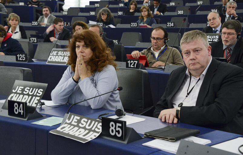 Foto 47: Plenary session week 3 2015 in Strasbourg-MEPs showing their support to the victims of the Paris terrorist attacks -  je suis Charlie