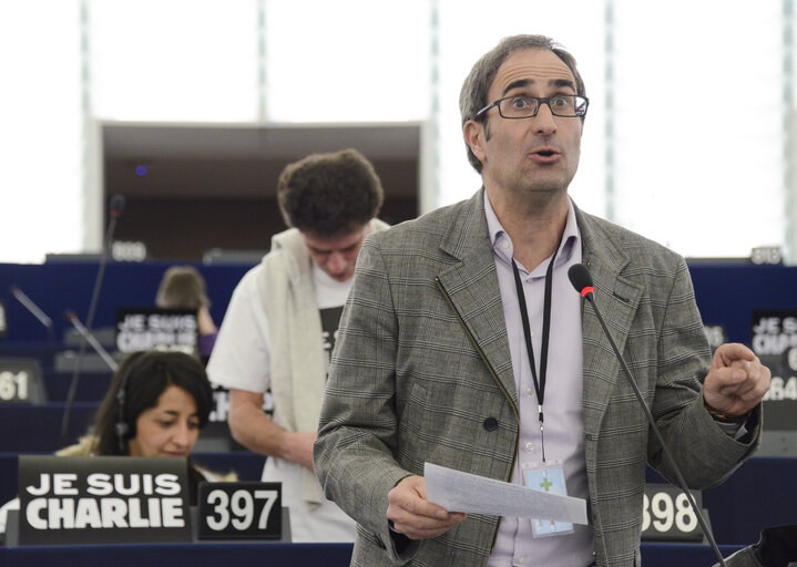 Foto 25: Plenary session week 3 2015 in Strasbourg-MEPs showing their support to the victims of the Paris terrorist attacks -  je suis Charlie