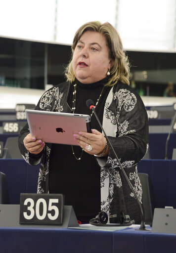 Foto 2: Plenary session week 3 2015 in Strasbourg-MEPs showing their support to the victims of the Paris terrorist attacks -  je suis Charlie