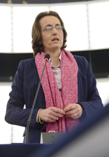 Foto 5: Plenary session week 3 2015 in Strasbourg-MEPs showing their support to the victims of the Paris terrorist attacks -  je suis Charlie