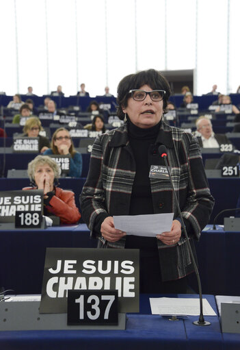 Foto 41: Plenary session week 3 2015 in Strasbourg-MEPs showing their support to the victims of the Paris terrorist attacks -  je suis Charlie