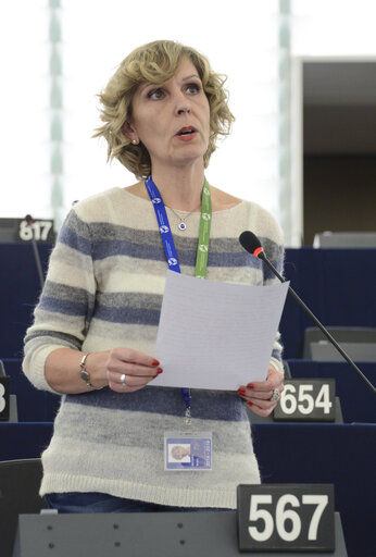 Foto 28: Plenary session week 3 2015 in Strasbourg-MEPs showing their support to the victims of the Paris terrorist attacks -  je suis Charlie