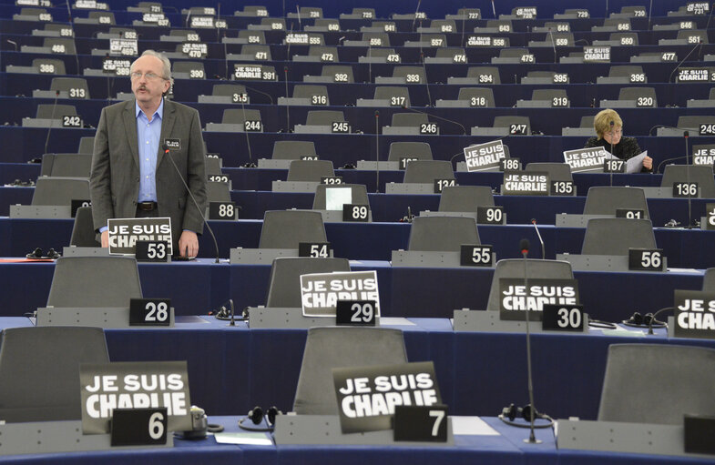 Foto 6: Plenary session week 3 2015 in Strasbourg-MEPs showing their support to the victims of the Paris terrorist attacks -  je suis Charlie