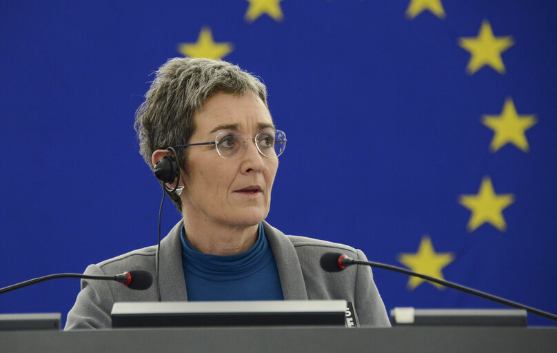 Foto 31: Plenary session week 3 2015 in Strasbourg-MEPs showing their support to the victims of the Paris terrorist attacks -  je suis Charlie