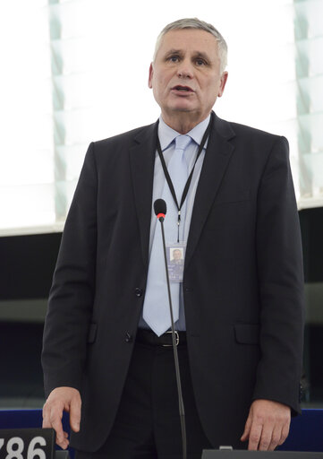 Foto 23: Plenary session week 3 2015 in Strasbourg-MEPs showing their support to the victims of the Paris terrorist attacks -  je suis Charlie