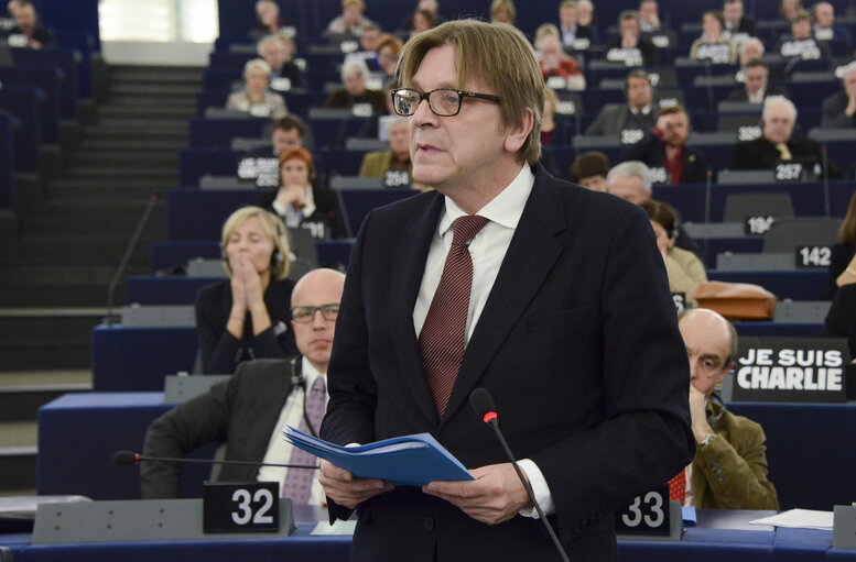 Foto 1: Plenary session week 3 2015 in Strasbourg-MEPs showing their support to the victims of the Paris terrorist attacks -  je suis Charlie