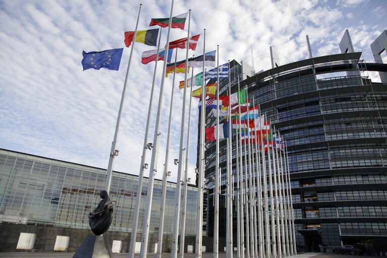 Fotografi 6: European and French flag at half-mast for the victims of the attack against Charlie Hebdo