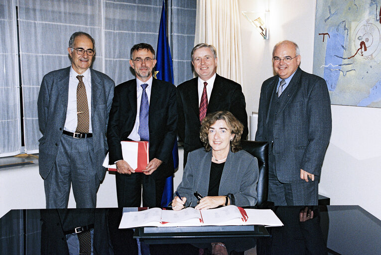 Foto 1: Signature of an agreement between Ep President and Michaele SCHREYER, Budget Commissioner