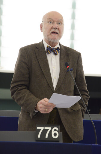 Foto 19: Plenary session week 3 2015 in Strasbourg-MEPs showing their support to the victims of the Paris terrorist attacks -  je suis Charlie