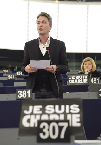 Foto 3: Plenary session week 3 2015 in Strasbourg-MEPs showing their support to the victims of the Paris terrorist attacks -  je suis Charlie