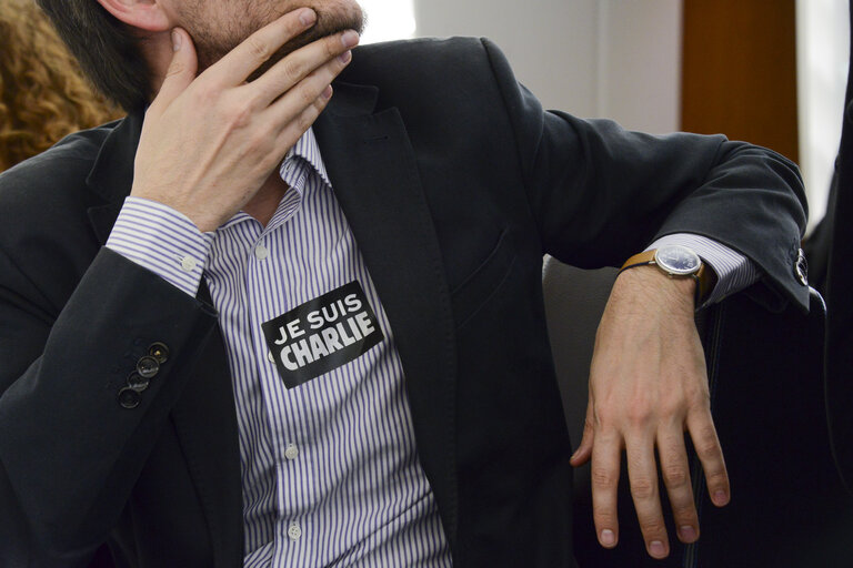 Foto 35: Plenary session week 3 2015 in Strasbourg-MEPs showing their support to the victims of the Paris terrorist attacks -  je suis Charlie