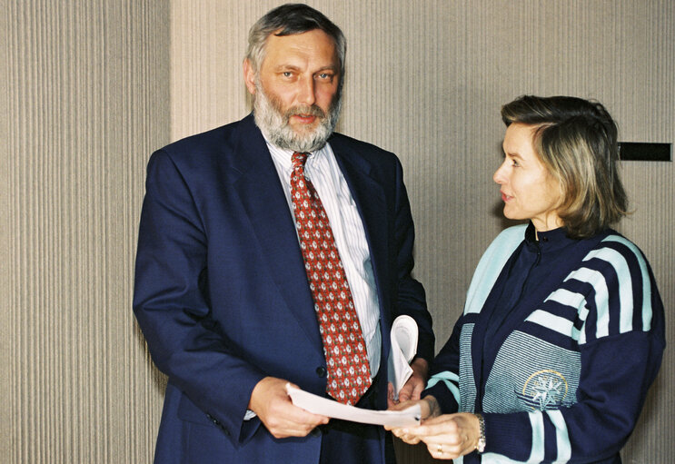 Franz FISCHLER, European Commissioner  and the MEP  Anne Caroline B. McINTOSH during a meeting in Strasbourg in April 1996.