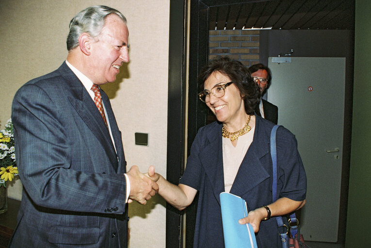 Fotografi 1: Jacques SANTER European Commission President, meets Concepcio FERRER in Strasbourg in July 1996.