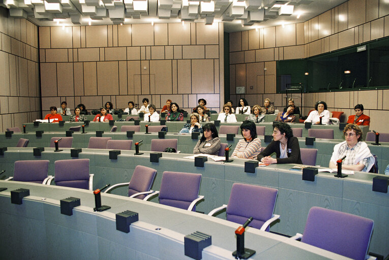 Photo 2 : Spanish MEPs meet with visitors in Strasbourg