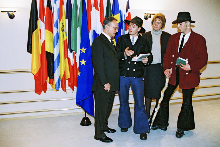 Foto 1: EP President meets with German youngsters taking part in the Youth Conference in Brussels