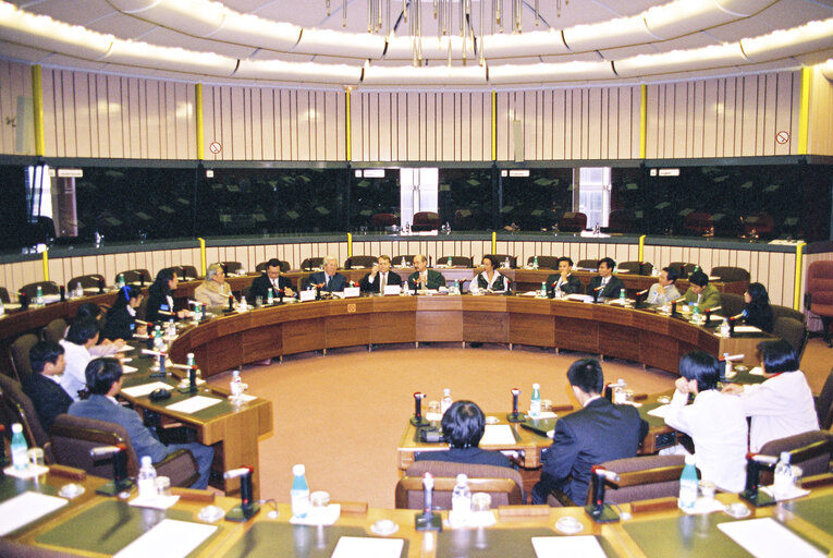 Foto 7: Subcommittee on Human Rights of the European Parliament meets with a delegation and the Executive President of the Federation of the communities of the free Vietnamese abroad