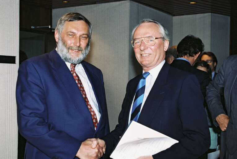 Franz FISCHLER, European Commissioner  and the MEP James L.C. PROVAN during a meeting in Strasbourg in April 1996.