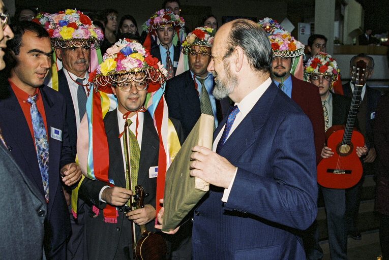 Photo 2: EP President meets with a group of people in traditionnal dress.