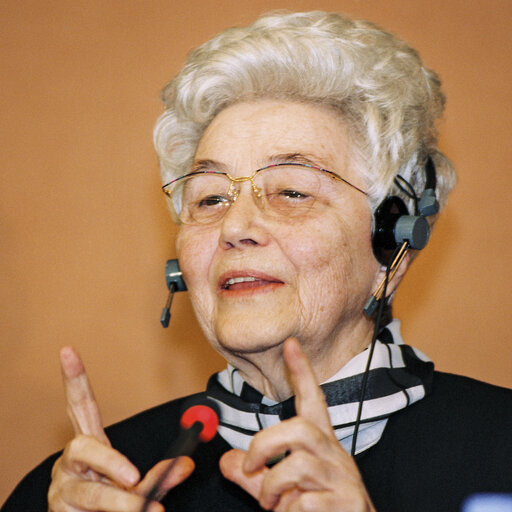 Suriet 1: Address of welcome by Chairman of the Group of the European People's Party to Chiara Lubich, before she receives the European Prize for Human Rights from the Council of Europe