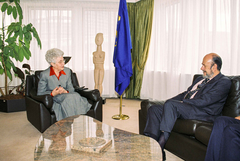 Suriet 10: Jose Maria GIL-ROBLES GIL-DELGADO - EP President meets with Chiara LUBICH, presented with the 1998 Prize for Human Rights by the Council of Europe, for her work in defence of individual and social rights.