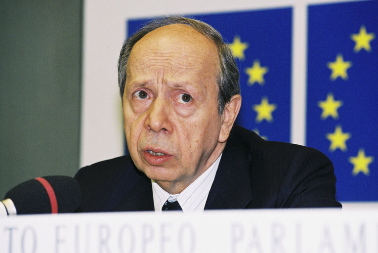 Lamberto DINI, Italian Prime Minister during a press conference in Strasbourg in April 1996.