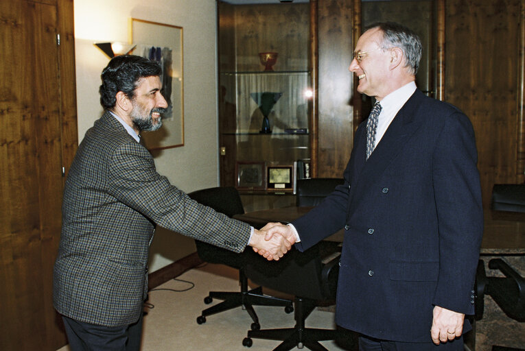 Fotografie 2: The MEP Sergio RIBEIRO meets Klaus HANSCH EP President in Strasbourg in April 1996.