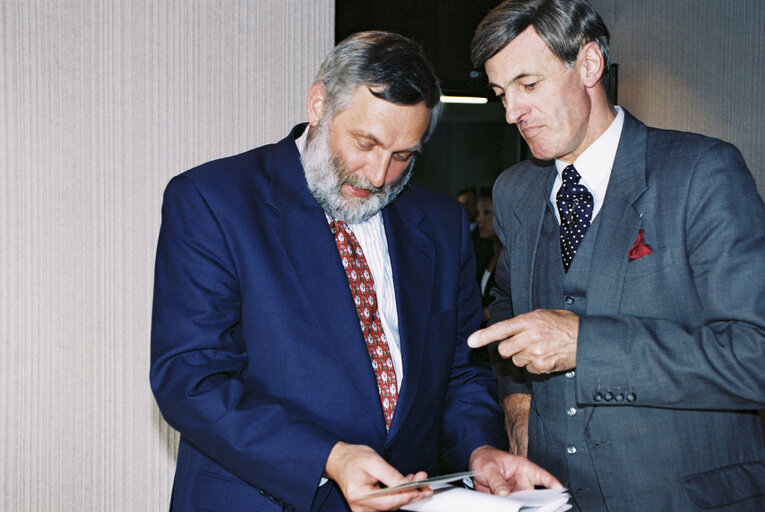 Valokuva 4: Franz FISCHLER, European Commissioner  and the MEP John Alexander CORRIE during a meeting in Strasbourg in April 1996.