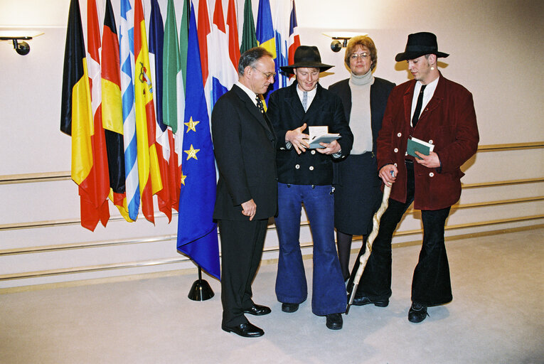 Foto 2: EP President meets with German youngsters taking part in the Youth Conference in Brussels