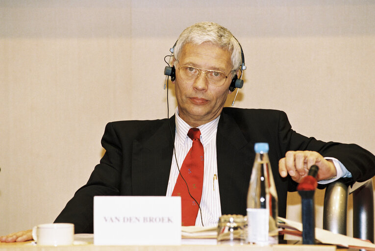 Zdjęcie 6: The MEP Hans van den BROEK during a meeting in Brussels in June 1996.