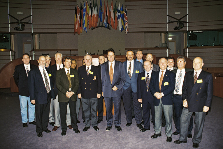 Fotografija 2: Richard HOWITT With visitors In the Hemicycle at Brussels