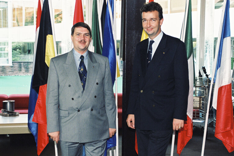 Fotografia 1: Bernd POSSELT, Karl HABSBOURG-LOTHRINGEN pose together in Strasbourg in July 1996.