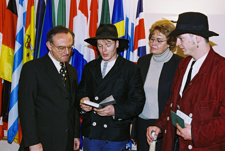 Fotogrāfija 3: EP President meets with German youngsters taking part in the Youth Conference in Brussels