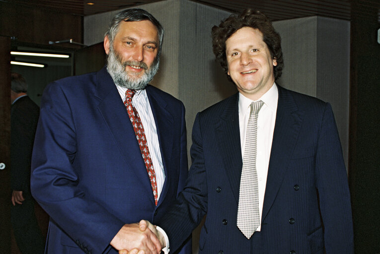 Valokuva 6: Franz FISCHLER, European Commissioner and the MEP Jean-Pierre COT during a meeting in Strasbourg in April 1996.