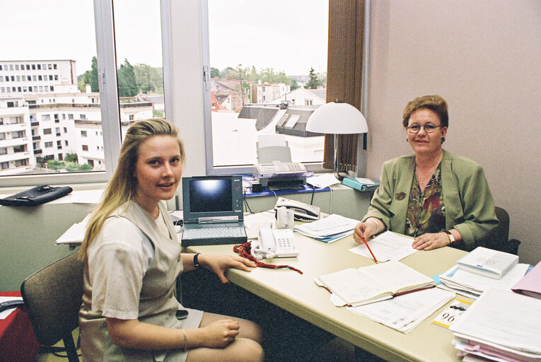 Fotografi 5: Portrait of MEP Riitta JOUPPILA in her office in Strasbourg