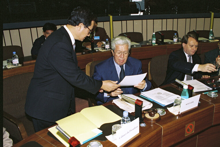 Foto 2: Chairman of Subcommittee on Human Rights meets with a delegation and the Executive President of the Federation of the communities of the free Vietnamese abroad