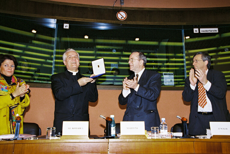 Fotó 19: Bishop Komarica from Banja Luka (Bosnia) awarded Robert Schuman Medal of the EPP Group in the European Parliament