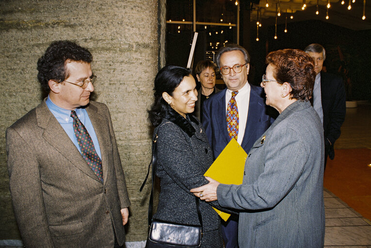 Fotografi 2: PES Group meeting with Salima GHEZALI the Sakharov Prize 1997