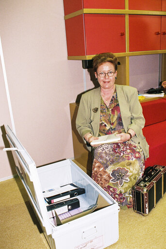 Foto 6: Portrait of MEP Riitta JOUPPILA in her office in Strasbourg