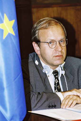 Foto 4: European Commissioner Erkki LIIKANEN attends a meeting in Brussels