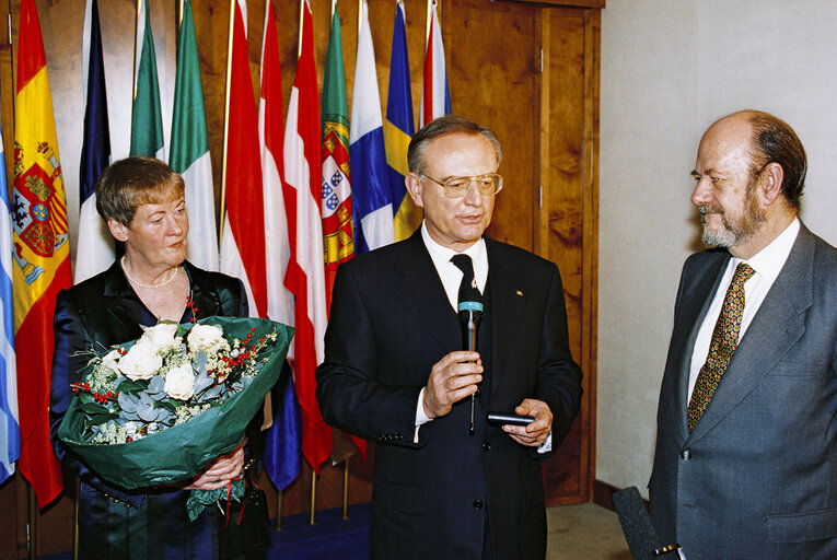 Φωτογραφία 3: Handover of gifts to Klaus HANSCH and his wife